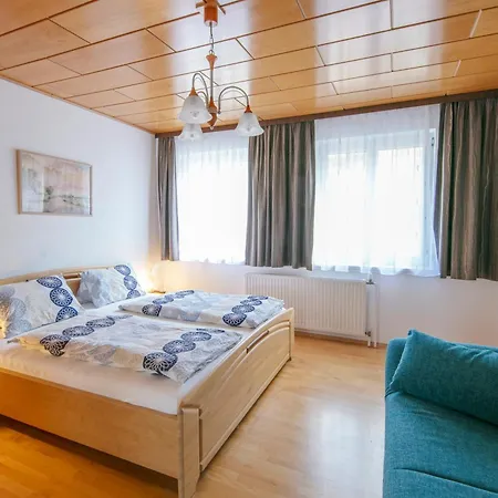 ホームステイ Weinbau Weidenauer Wösendorf